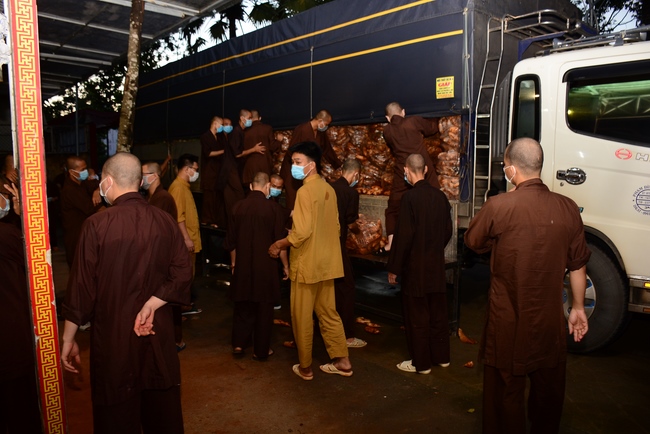 Chùa Hoằng Pháp: Tiếp tục hỗ trợ người dân khó khăn trong đại dịch Covid (đợt 8)